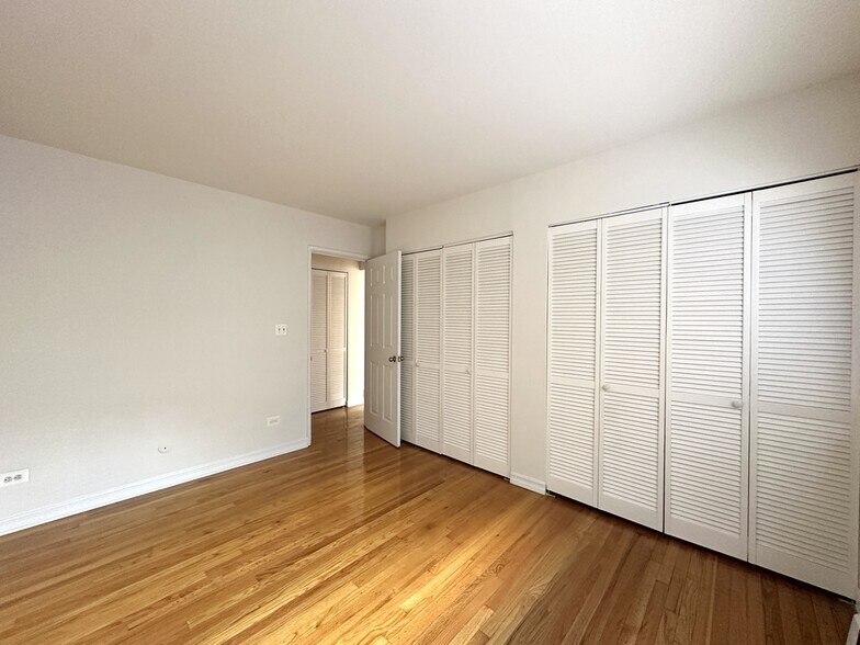 Building Photo - 6830 N Sheridan Rd