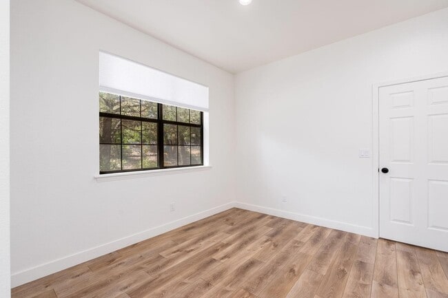 Building Photo - 908 S Manzanita Dr