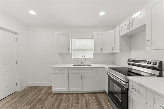 Building Photo - 602 S 13th St