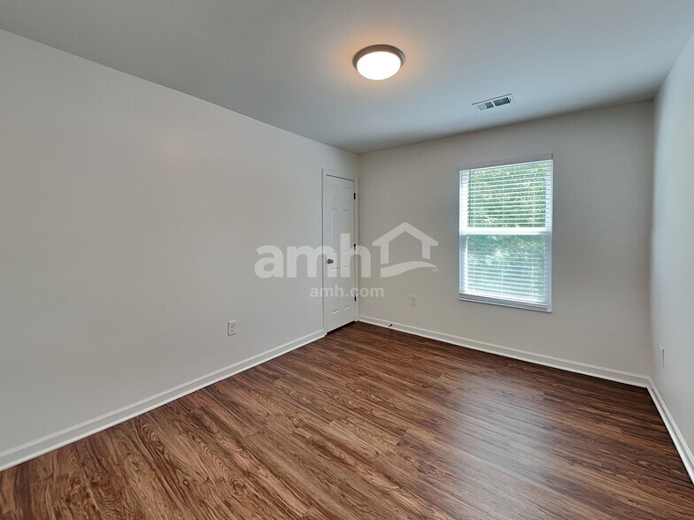 Building Photo - 1617 Shire Village Dr