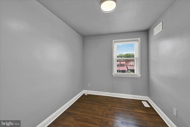 Building Photo - 1127 Wicklow Rd