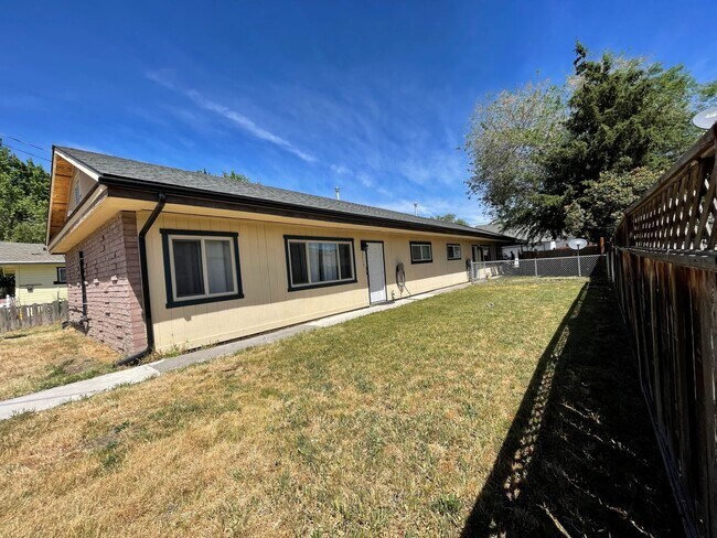 Building Photo - 3 bedroom, 1 bath- Duplex
