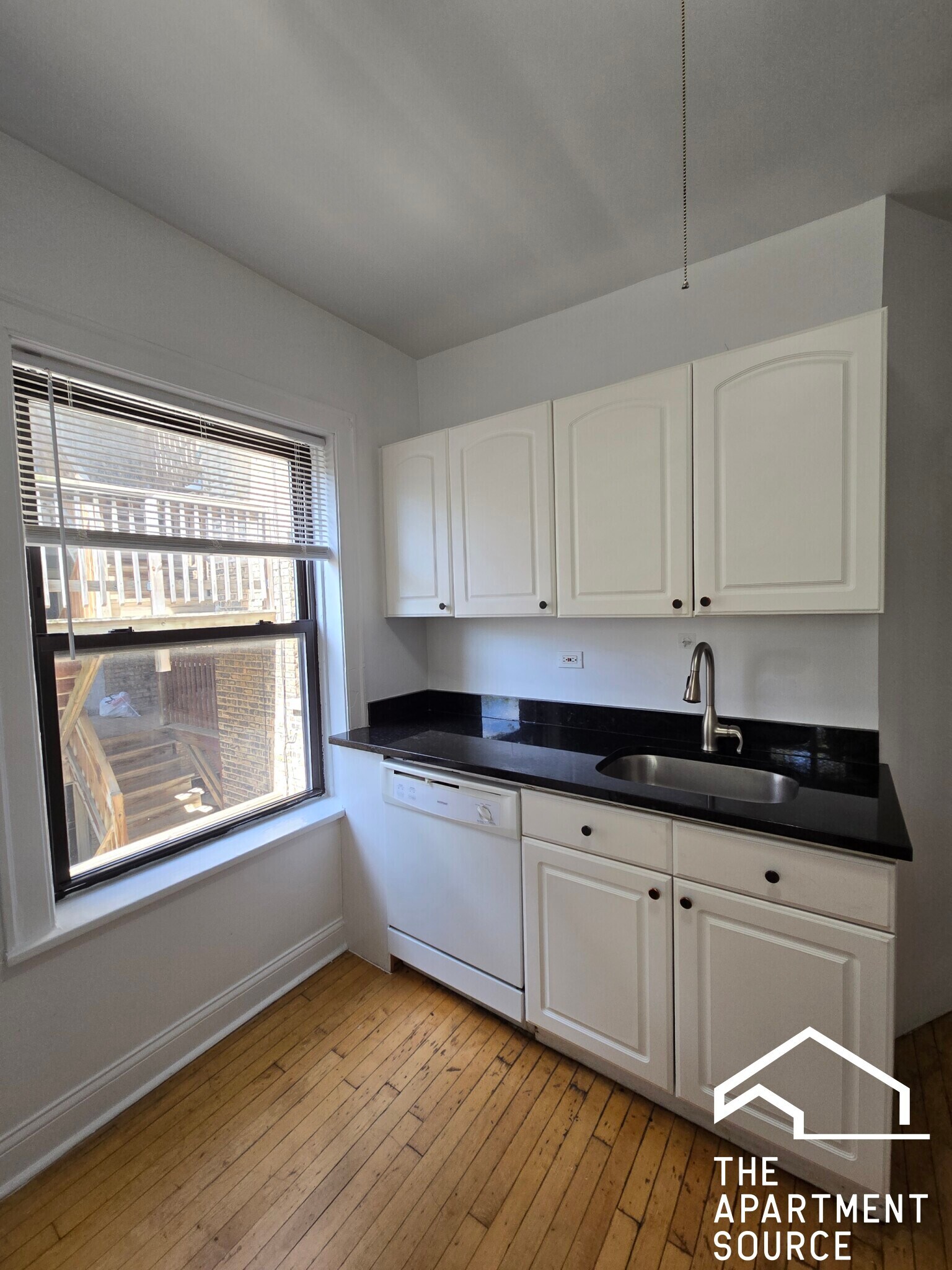Building Photo - 2417 W Sunnyside Ave