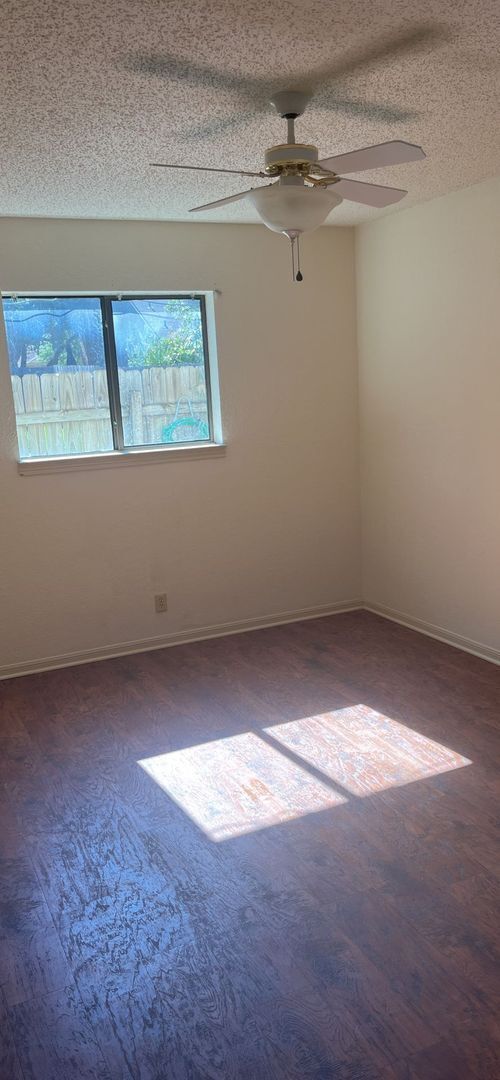 Building Photo - 3 Bedroom 2 Bath Home HOUSING ACCEPTED!