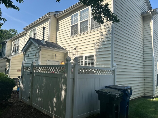 Building Photo - 2 Bed | 2.5 Bath End Unit Townhome in Rale...