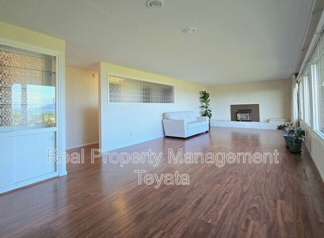 Building Photo - 3921 Cliffside Dr