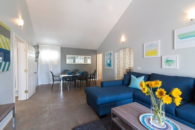 Building Photo - Gorgeous Upstairs unit with downtown view private deck