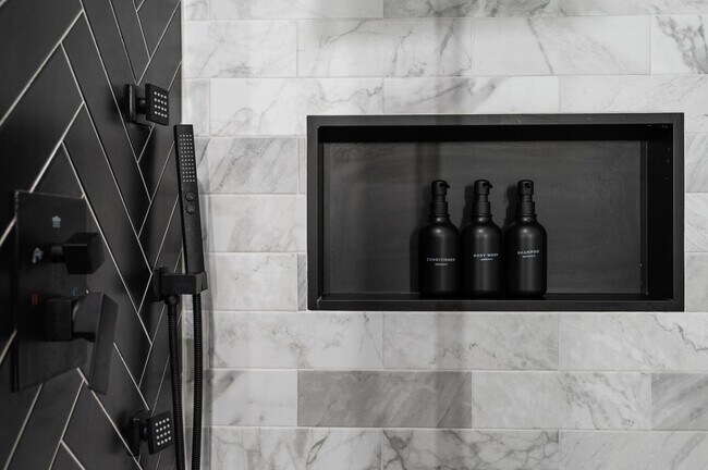 Building Photo - 6904 Covington Dr