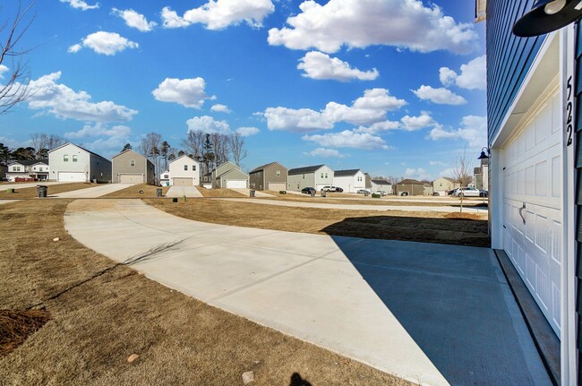 Building Photo - 4 Bedroom Home in Belmont