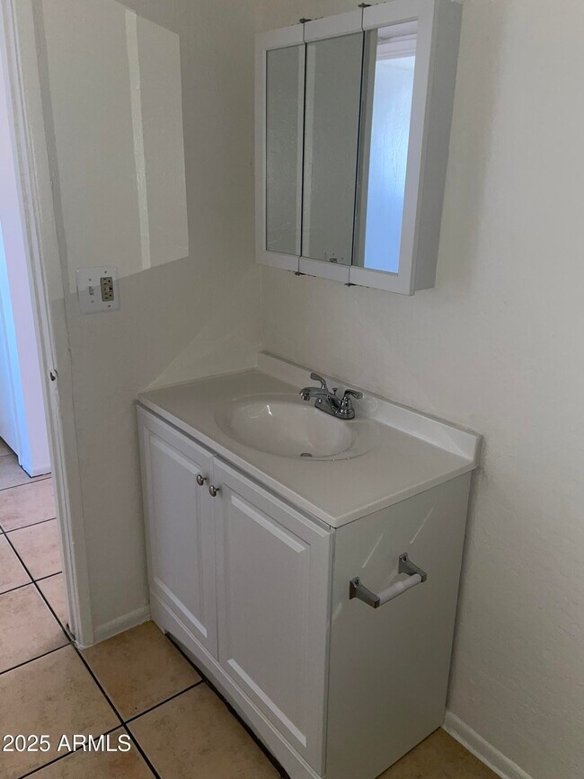 Building Photo - 2002 E Sweetwater Ave