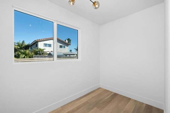 Building Photo - Less Than a Mile From the Shore!