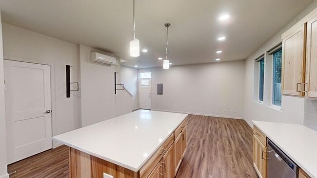 Building Photo - Modern Luxury Townhome: Convenient Urban L...