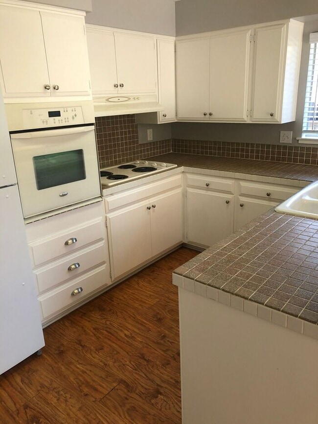 Building Photo - 3 bed 2 bath home for rent in SkyPark area Sacramento