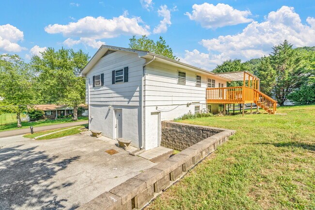 Building Photo - 5201 Aubrey Ln