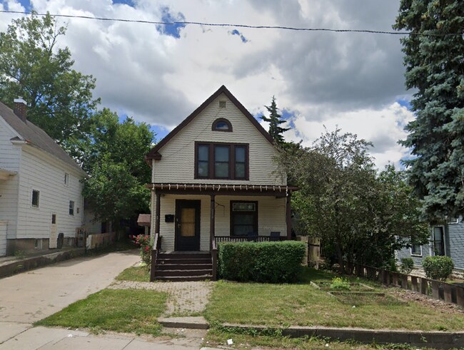 Building Photo - Three Bedroom House on Main St! | Parking, Laundry, and Central Air
