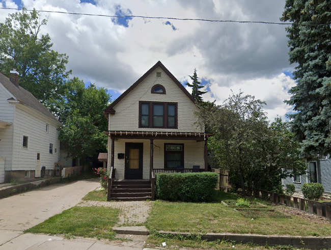 Primary Photo - Three Bedroom on Main St - Near Athletic C...