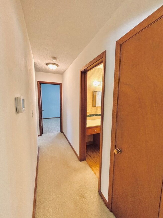 Building Photo - Sprawling 3bedroom 2bath Home in Roseville...