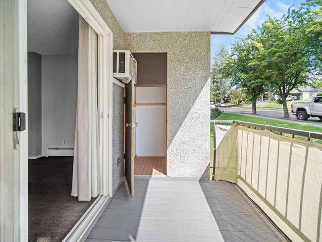 Building Photo - Modern Comfort: 1-Bedroom Apartment with B...
