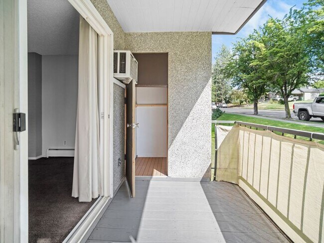 Building Photo - Modern Mid-Century Comfort: 1-Bedroom Apar...