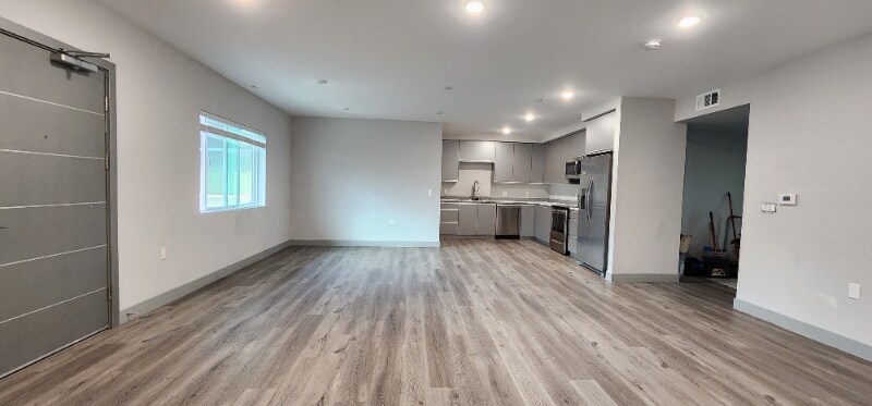 Building Photo - 7040 Woodman Ave