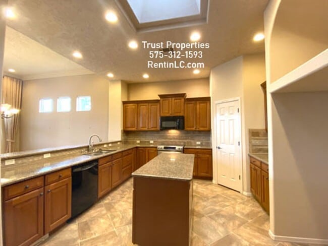 Building Photo - Stunning 4/4 in Sonoma Ranch