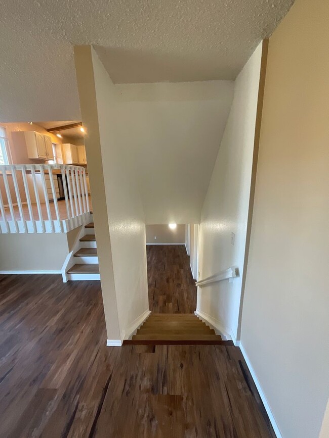 Building Photo - 5 Bedroom Home Available Near Research Pkw...