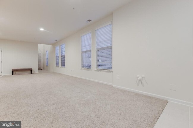 Building Photo - Stunning, light-filled end unit townhome in sought-after Brambleton community.