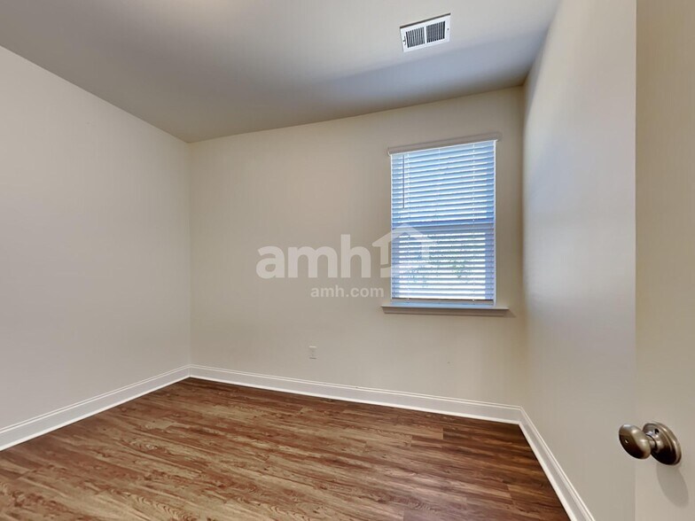 Building Photo - 226 Swan Dr