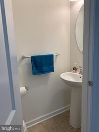 Building Photo - 652 E Chestnut St