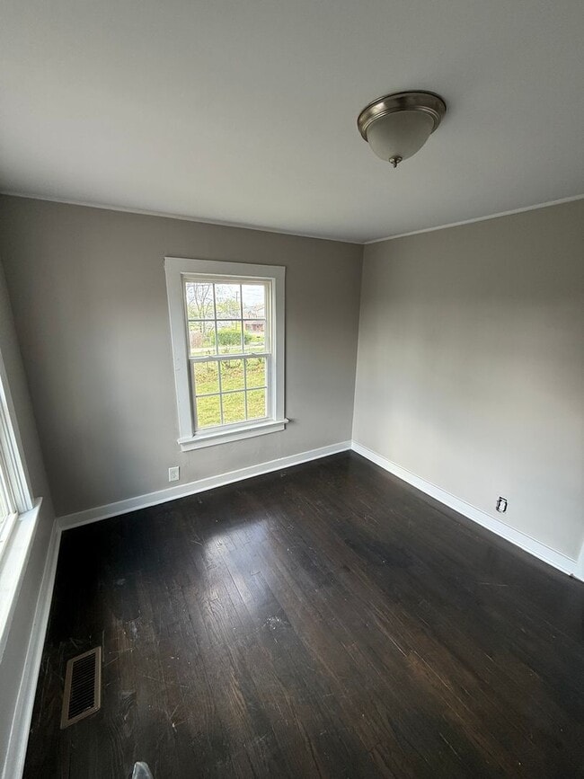 Building Photo - 4 Bed/1 Bath House