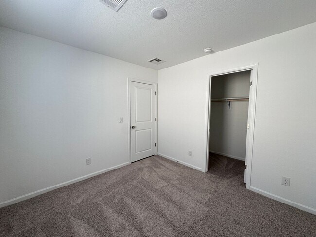 Building Photo - 3 bedroom Newer home