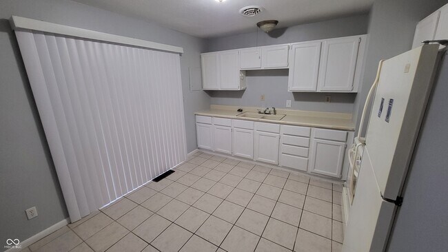 Building Photo - 4940 Leone Dr