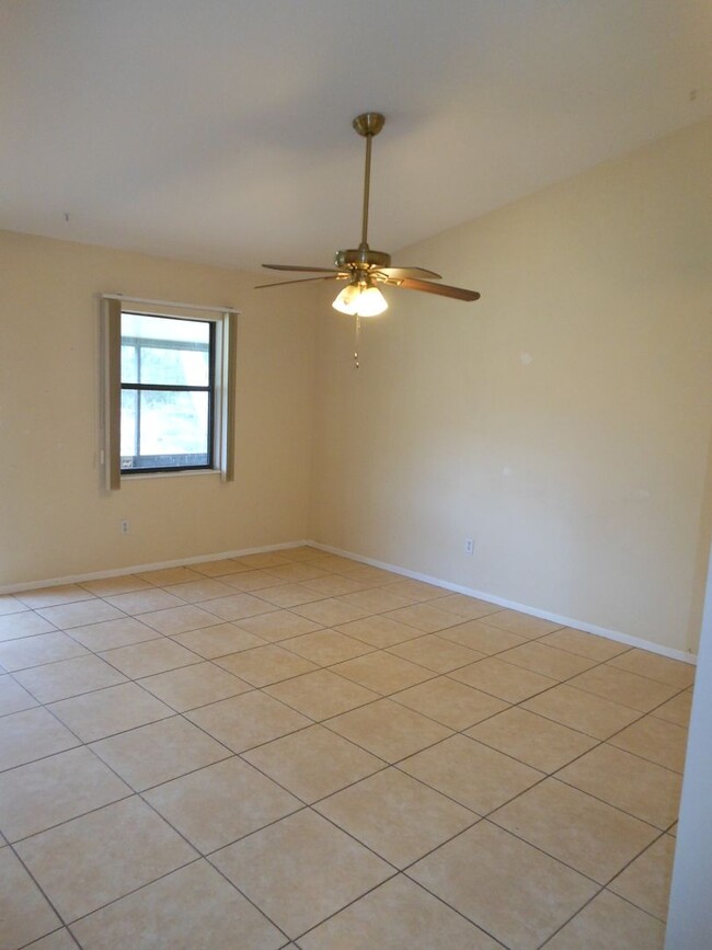 Building Photo - 3 BEDROOM, 2 BATH CANAL FRONT HOME CONVENI...