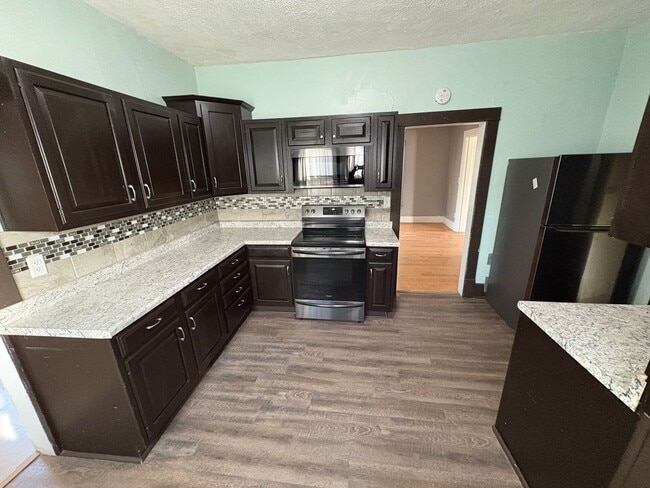 Building Photo - Spacious Home with Huge Backyard, Laundry included