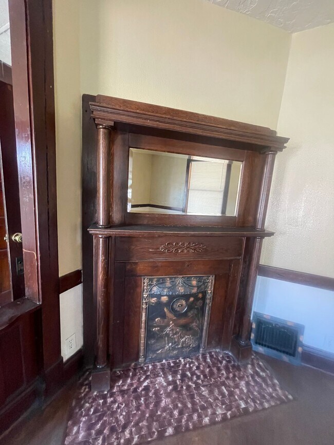 Building Photo - (1614 8th Ave)