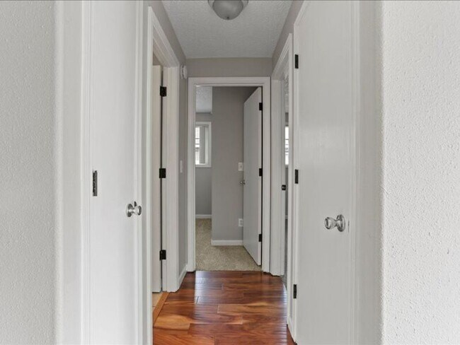 Building Photo - 526 S 40th Ave