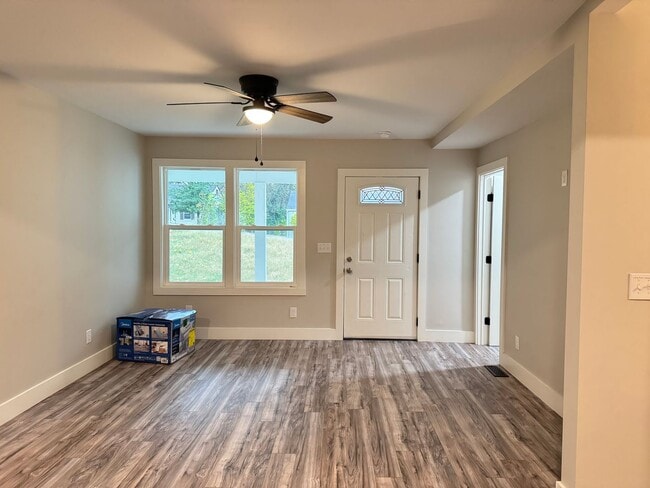 Building Photo - Conveniently Located near Downtown and APS...