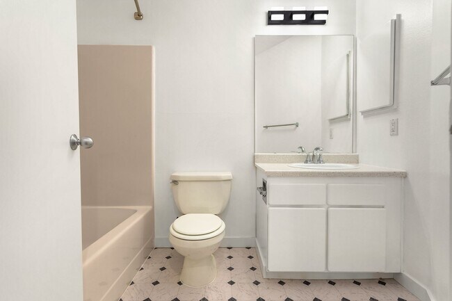 Building Photo - 3 bedroom townhome in perfect location in ...