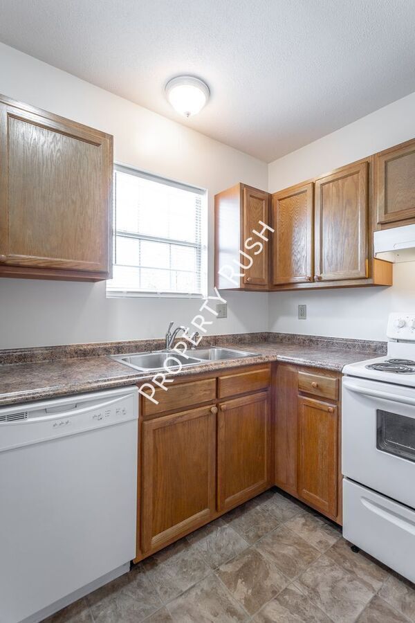 Building Photo - 420 Hedgewood Dr