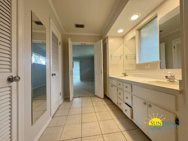 Building Photo - Stunning 3 Bedroom Home in Shalimar with In-ground Pool!