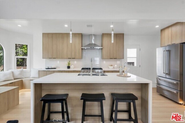 Building Photo - 2222 Valentine St