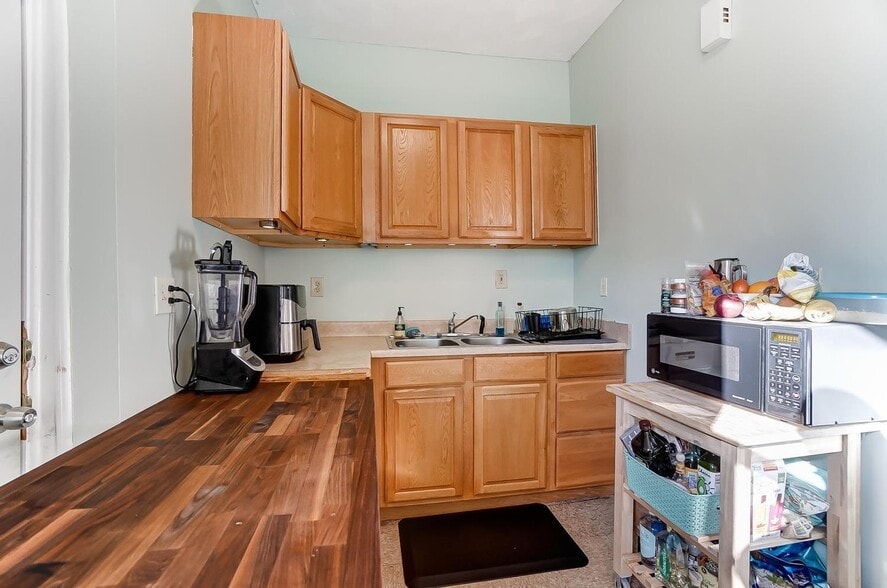 Building Photo - 985 Windsor St