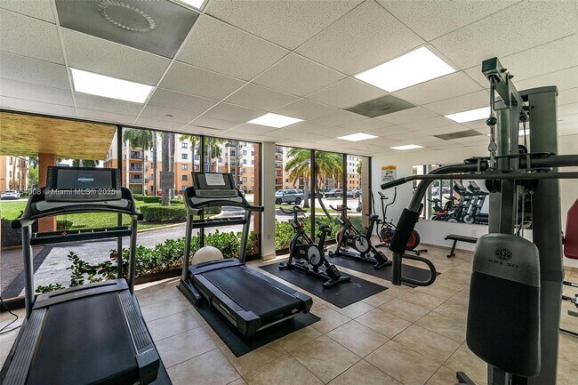 Building Photo - 9310 Fontainebleau Blvd