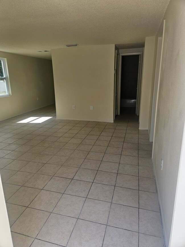 Building Photo - 2/1 DUPLEX
