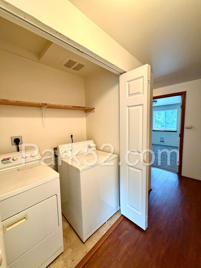 Building Photo - $250 Off First Full Month's Rent! Puyallup Area 2 Bedroom 2nd Floor Apartment