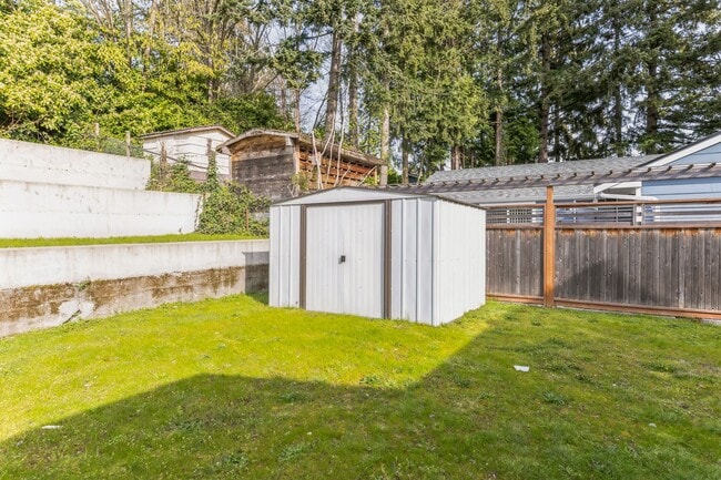 Building Photo - 10827 10th Ave SW