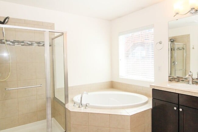 Building Photo - Spacious Rental! 3bed 3bath 2039sf 2 Car Garage A/C + Bonus Room