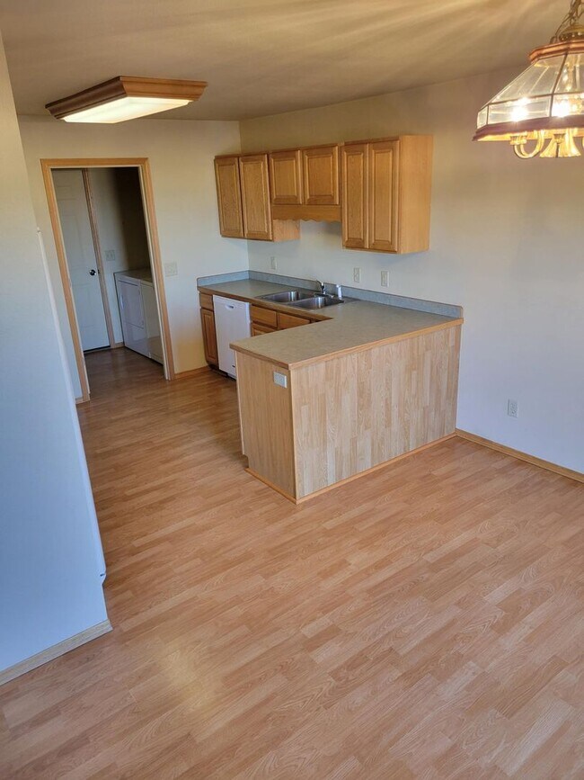 Building Photo - 3 Bedroom, 2.5 Bathroom Townhouse: Month- Month Lease