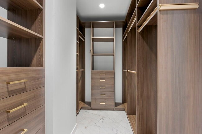 Building Photo - BEAUTIFUL Luxury Condo in Downtown St Pete...