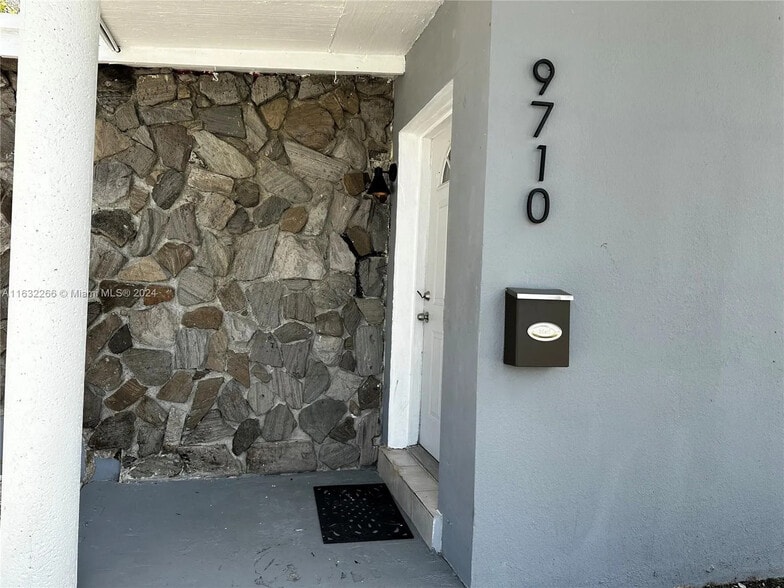 Primary Photo - 9710 SW 161st St